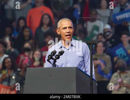 FILADELFIA, PA, USA - 05 NOVEMBRE 2022: L'ex presidente Barack Obama parla ad un Rally di Campagna al Centro Liacouras alla Temple University. Foto Stock