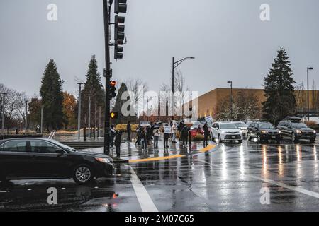 Bellevue, Stati Uniti. 04th Dec, 2022. Durante la dimostrazione, i manifestanti hanno dei cartelli. I manifestanti hanno tenuto un rally sotto la forte pioggia in solidarietà con il popolo Urumqi a Bellevue, Seattle. In Cina, il "Libro bianco" era noto come la "Rivoluzione del A4". Nel Bellevue Downtown Park, una ventina di manifestanti si sono riuniti per manifestare contro la politica cinese di 'zero-covid' e per pregare per le vittime del tragico incendio di Urumqi. Credit: SOPA Images Limited/Alamy Live News Foto Stock