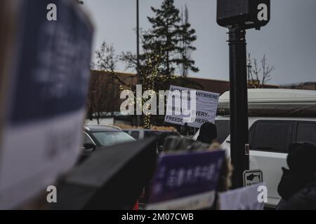 Bellevue, Stati Uniti. 04th Dec, 2022. Un protester tiene un cartello durante la dimostrazione. I manifestanti hanno tenuto un rally sotto la forte pioggia in solidarietà con il popolo Urumqi a Bellevue, Seattle. In Cina, il "Libro bianco" era noto come la "Rivoluzione del A4". Nel Bellevue Downtown Park, una ventina di manifestanti si sono riuniti per manifestare contro la politica cinese di 'zero-covid' e per pregare per le vittime del tragico incendio di Urumqi. (Foto di Chin Hei Leung/SOPA Images/Sipa USA) Credit: Sipa USA/Alamy Live News Foto Stock