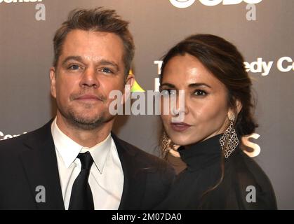 Washington, Stati Uniti. 04th Dec, 2022. L'attore Matt Damon (L) e la moglie Luciana Barroso posano per i fotografi in arrivo per la serata di gala degli onorificenze del Kennedy Center 2022 a Washington, DC, domenica 4 dicembre 2022. Gli onorificenze sono premiati per un successo a vita nelle arti e nella cultura. Foto di Mike Theiler/UPI Credit: UPI/Alamy Live News Foto Stock