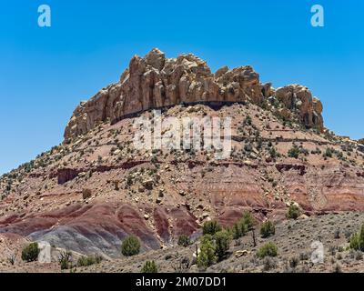 Una formazione rocciosa domina Burr Trail Road nel Grand Staircase-Escalante National Monument nello Utah, USA Foto Stock