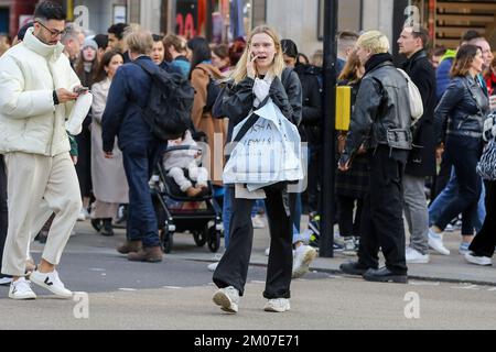 Londra, Regno Unito. 26th Nov 2022. Una donna parla sul suo cellulare mentre cammina lungo Oxford Street a Londra. (Foto di Dinendra Haria /SOPA Images/Sipa USA) Credit: Sipa USA/Alamy Live News Foto Stock