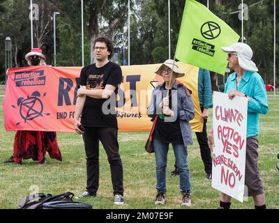 Canberra, Australia. 05th Dec, 2022. I manifestanti del clima di una serie di organizzazioni si sono radunati di fronte al Parlamento per protestare contro la condanna draconiana di 15 mesi di prigione inflitta a Violet Coco per aver bloccato il Sydney Harbour Bridge. Credit: Notizie dal vivo Leo Bild/Alamy Foto Stock