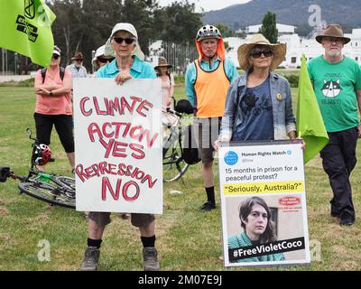 Canberra, Australia. 05th Dec, 2022. I manifestanti del clima di una serie di organizzazioni si sono radunati di fronte al Parlamento per protestare contro la condanna draconiana di 15 mesi di prigione inflitta a Violet Coco per aver bloccato il Sydney Harbour Bridge. Credit: Notizie dal vivo Leo Bild/Alamy Foto Stock