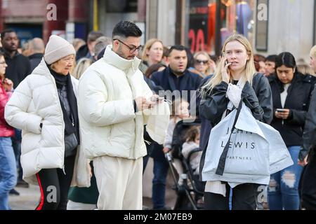 Londra, Regno Unito. 26th Nov 2022. Gli acquirenti utilizzano il proprio telefono cellulare mentre camminano lungo Oxford Street a Londra. (Credit Image: © Dinendra Haria/SOPA Images via ZUMA Press Wire) Foto Stock