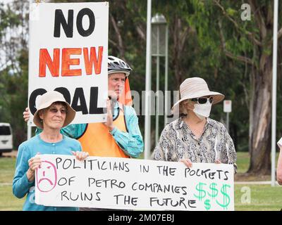 Canberra, Australia. 05th Dec, 2022. I manifestanti del clima di una serie di organizzazioni si sono radunati di fronte al Parlamento per protestare contro la condanna draconiana di 15 mesi di prigione inflitta a Violet Coco per aver bloccato il Sydney Harbour Bridge. Credit: Notizie dal vivo Leo Bild/Alamy Foto Stock