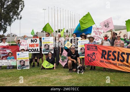 Canberra, Australia. 05th Dec, 2022. I manifestanti del clima di una serie di organizzazioni si sono radunati di fronte al Parlamento per protestare contro la condanna draconiana di 15 mesi di prigione inflitta a Violet Coco per aver bloccato il Sydney Harbour Bridge. Credit: Notizie dal vivo Leo Bild/Alamy Foto Stock