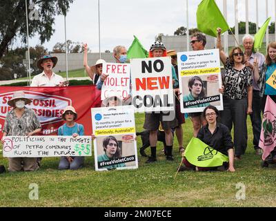 Canberra, Australia. 05th Dec, 2022. I manifestanti del clima di una serie di organizzazioni si sono radunati di fronte al Parlamento per protestare contro la condanna draconiana di 15 mesi di prigione inflitta a Violet Coco per aver bloccato il Sydney Harbour Bridge. Credit: Notizie dal vivo Leo Bild/Alamy Foto Stock