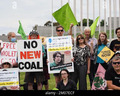 Canberra, Australia. 05th Dec, 2022. I manifestanti del clima di una serie di organizzazioni si sono radunati di fronte al Parlamento per protestare contro la condanna draconiana di 15 mesi di prigione inflitta a Violet Coco per aver bloccato il Sydney Harbour Bridge. Credit: Notizie dal vivo Leo Bild/Alamy Foto Stock