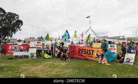 Canberra, Australia. 05th Dec, 2022. I manifestanti del clima di una serie di organizzazioni si sono radunati di fronte al Parlamento per protestare contro la condanna draconiana di 15 mesi di prigione inflitta a Violet Coco per aver bloccato il Sydney Harbour Bridge. Credit: Notizie dal vivo Leo Bild/Alamy Foto Stock