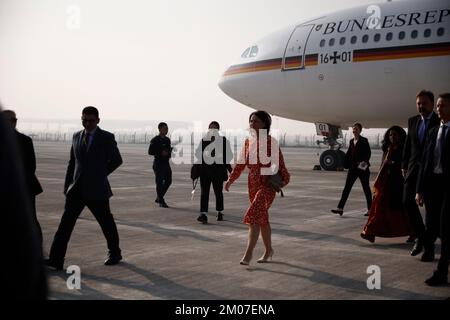 Neu Delhi, India. 05th Dec, 2022. Annalena Baerbock (M, Bündnis 90/Die Grünen), ministro degli Esteri tedesco, si allontani dall'aereo dopo l'atterraggio a Nuova Delhi. Nel corso di una visita di due giorni, il ministro tiene colloqui politici e incontra i rappresentanti della società civile. Credit: Carsten Koall/dpa/Alamy Live News Foto Stock