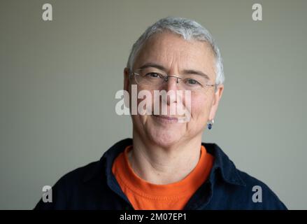 Lipsia, Germania. 30th Nov 2022. Barbara Zeitler, cappellano di polizia a Lipsia, si trova nella sede della polizia. Il teologo vede poca differenza tra il suo lavoro con le forze di emergenza e il resto della popolazione. Ha incontri settimanali con gli agenti di polizia. Credit: Hendrik Schmidt/dpa/Alamy Live News Foto Stock