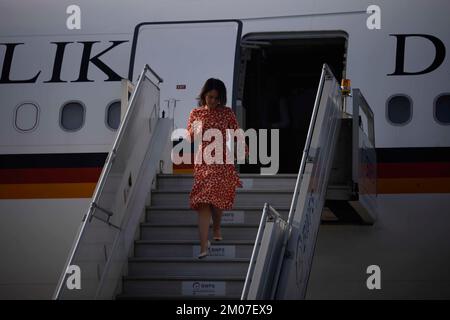 Neu Delhi, India. 05th Dec, 2022. Annalena Baerbock (Bündnis 90/Die Grünen), ministro degli Esteri tedesco, si allontani dall'aereo dopo l'atterraggio a Nuova Delhi. Nel corso di una visita di due giorni, il ministro tiene colloqui politici e incontra i rappresentanti della società civile. Credit: Carsten Koall/dpa/Alamy Live News Foto Stock