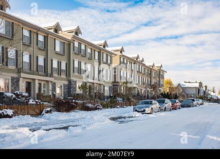 Strada residenziale coperta di neve dopo la caduta di neve pesante di notte. Mattina presto di sole. Una strada appena arata in periferia dopo una tempesta di neve. Vancouver Foto Stock