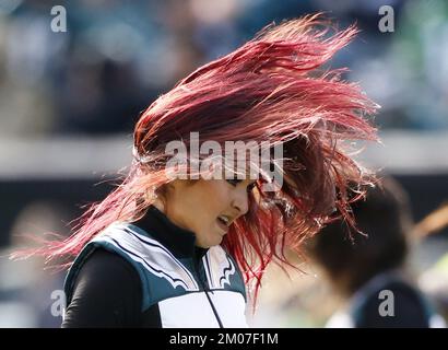 Philadelphia, Stati Uniti. 04th Dec, 2022. Philadelphia Eagles cheerleaders si esibiscono quando i Tennessee Titans suonano le Philadelphia Eagles nella settimana 13 della stagione NFL al Lincoln Financial Field di Philadelphia domenica 4 dicembre 2022. Le aquile sconfissero i Titani 35-10. Foto di John Angelillo/UPI Credit: UPI/Alamy Live News Foto Stock