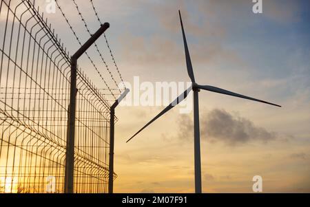 Le turbine eoliche producono elettricità, energia pulita e rispettosa dell'ambiente. Foto Stock