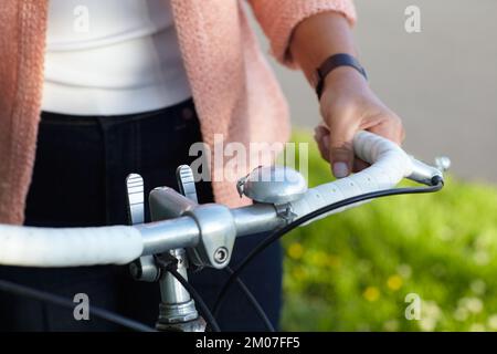 Attività ricreative rilassanti. Immagine ritagliata di una donna anziana in bicicletta all'aperto. Foto Stock