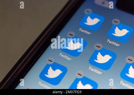 Vancouver CANADA - Dicembre 3 2022 : immagine di un sacco di icone app Twitter con il badge di cancellazione visto su un iPhone. Il concetto di licenziamento di massa di Twitter di Elon Musk Foto Stock