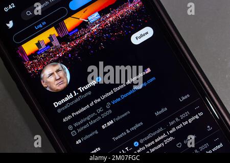 Donald Trump account Twitter (@realDonaldTrump) su iPhone. Nel novembre del 2022, Elon Musk ha annunciato la riattivazione dell'account Twitter di Donald Trump Foto Stock