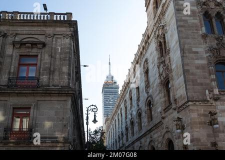 Vista sul centro storico di Città del Messico con il Palacio de Correos in primo piano e la Torre Latinoamericana sullo sfondo Foto Stock