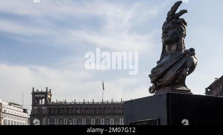 Vista della statua di Cuauhtémoc situata presso la Zócalo, Piazza della Costituzione, nel centro di Città del Messico Foto Stock
