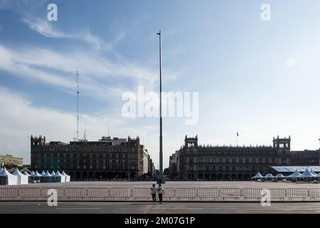 Vista del Zócalo, nome comune della Piazza della Costituzione nel centro di Città del Messico; era il principale centro cerimoniale della città azteca di Tenochtitlán Foto Stock