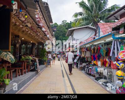 Phi Phi Island, Krabi, Thailandia. 3 dicembre 2022. Le strade laterali dell'isola di Phi Phi. E' pieno di negozi, cafe' e ristoranti. Foto Stock