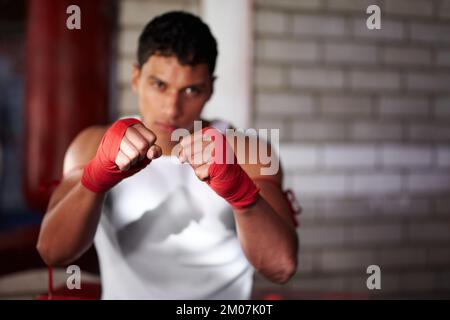 Youve ha ottenuto mantenere sempre i vostri pugni in su. Ritratto di un giovane in posizione di combattimento. Foto Stock