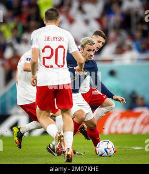 Doha, Qatar. 4th Dec, 2022. Antoine Griezmann (fra), Piotr Zielinski (Polen), Sebastian Szymanski (Polen) Francia - Polonia Frankreich Coppa del mondo Polen Foto Stock