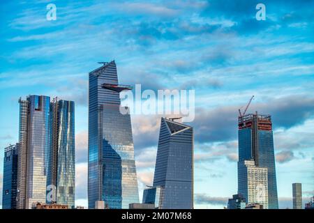 Vista al tramonto dei grattacieli di Manhattan dal fiume Hudson a New York City - USA Foto Stock