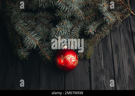Composizione decorazione di Capodanno di Natale. Vista dall'alto di rami di pelliccia e palle cornice su sfondo di legno con posto per il testo. primo piano Foto Stock