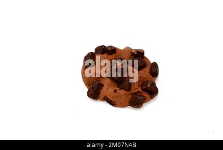 Biscotti al cioccolato appena sfornati con pezzi di cioccolato, biscotti tradizionali al cioccolato con pezzi isolati, deliziosi pasticcini con gocce di cioccolato Foto Stock