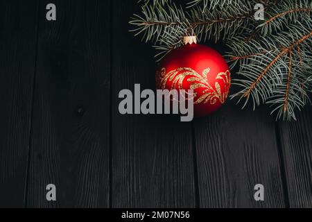 Composizione decorazione di Capodanno di Natale. Vista dall'alto di rami di pelliccia e palle cornice su sfondo di legno con posto per il testo. primo piano Foto Stock