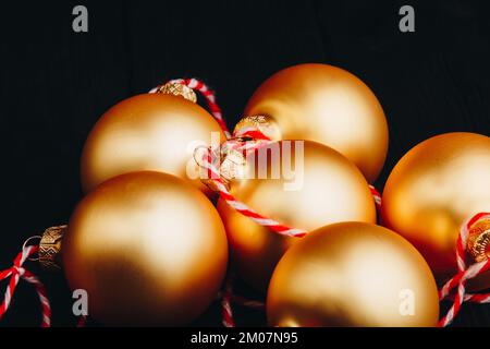 Decorazioni natalizie colorate su tavolo di legno nero. Palle di Natale su sfondo di legno. Vista dall'alto, spazio di copia. anno nuovo Foto Stock