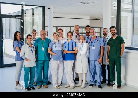 Ritratto di medici felici, infermieri e altro personale medico in ospedale. Foto Stock