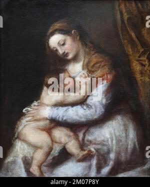 La Vergine succhia il Bambino Cristo del pittore italiano rinascimentale Tiziano alla National Gallery, Londra, Regno Unito Foto Stock