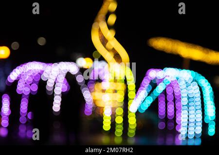 Luci bokeh dorate astratte gialle, arancioni isolate su sfondo nero con spazio copia. Concetto di stagione di Natale e di festa, risorse grafiche, gre Foto Stock