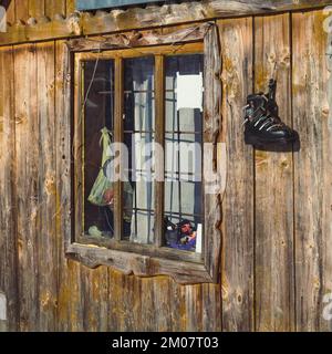 Primo piano della finestra della cabina in legno Foto Stock