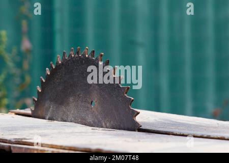 dischi di segheria in una macchina di lavorazione del legno in una fabbrica o in una segheria. meccanismo. molta segatura Foto Stock