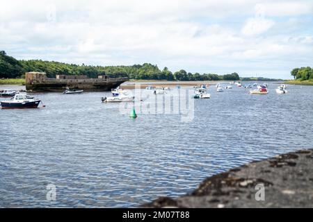 BALLINA, IRLANDA - 15 2022 LUGLIO - nave in cemento situata sul fiume Moy. Foto Stock