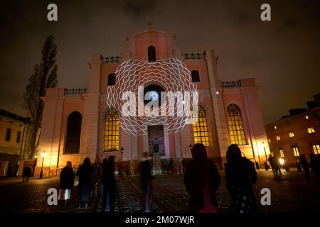 Luci della settimana Nobel nel centro di Stoccolma, Svezia, 3 dicembre 2022. Questa immagine: Entità orchestrate  Chorus AV Tove Alderin su Storkyrkan (Stoccolma C Foto Stock