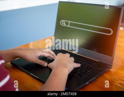 Mano umana che lavora al computer e icona di ricerca. Il concetto di ricerca di informazioni dalla rete Internet. Foto Stock