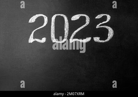 Numeri 2023 su lavagna nera. Foto Stock