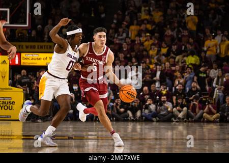 La guardia di Stanford Michael o’Connell (5) scende in campo nella prima metà della partita di pallacanestro NCAA contro lo stato dell'Arizona a Tempe, Arizona, domenica, Foto Stock