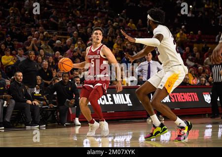 La guardia di Stanford Michael o’Connell (5) scende in campo nella prima metà della partita di pallacanestro NCAA contro lo stato dell'Arizona a Tempe, Arizona, domenica, Foto Stock