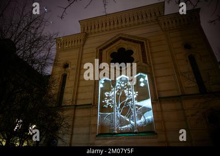 Luci della settimana Nobel nel centro di Stoccolma, Svezia, 3 dicembre 2022. Questa immagine: Heroes AV Smash Studio sulla Grande Sinagoga. Foto: Fredrik Persson / Foto Stock