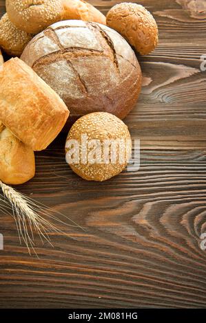 Pane rustico appena sfornato su un tavolo Foto Stock