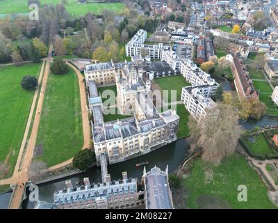 St John's College Cambridge High Angle drone vista aerea inverno Foto Stock