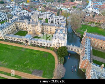 Cambridge England St johns, college, ponte di sospiri, vista aerea ad angolo alto drone Foto Stock