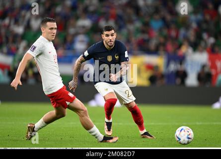 Theo Hernandez (22) di Francia e Piotr Zielinski (20) di Polonia durante la Coppa del mondo FIFA Qatar 2022 turno di 16 partita tra Francia 3-1 Polonia al Thumama Stadium il 4 dicembre 2022 a Doha, Qatar. Credit: Takamoto Tokuhara/AFLO/Alamy Live News Foto Stock